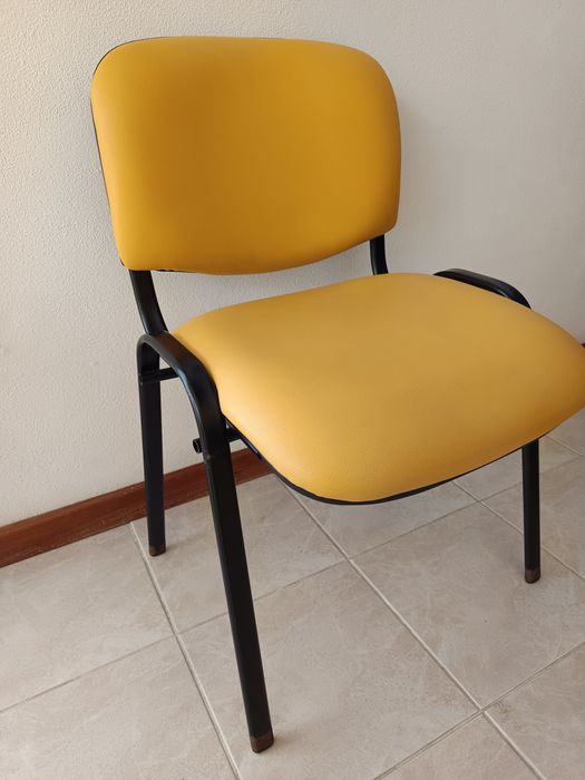 2 Cadeiras pretas ou amarelas em pele com mesa porta revistas