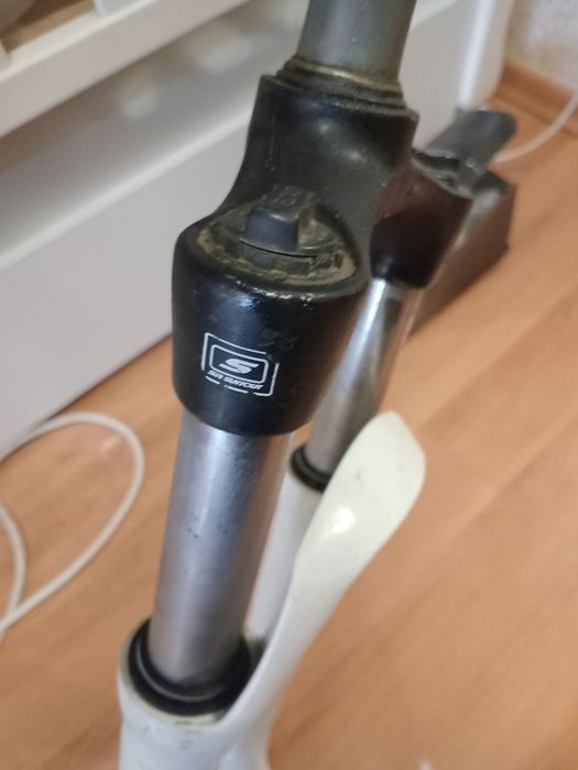 Вилка SR Suntour 26", белый