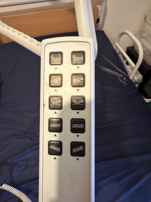 Cama hospitalar eléctrica com comando, 4 barras de proteção e pendural