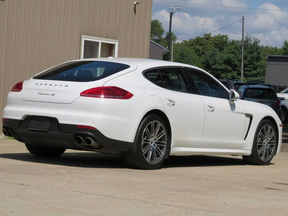 Porsche Panamera 4S      2015