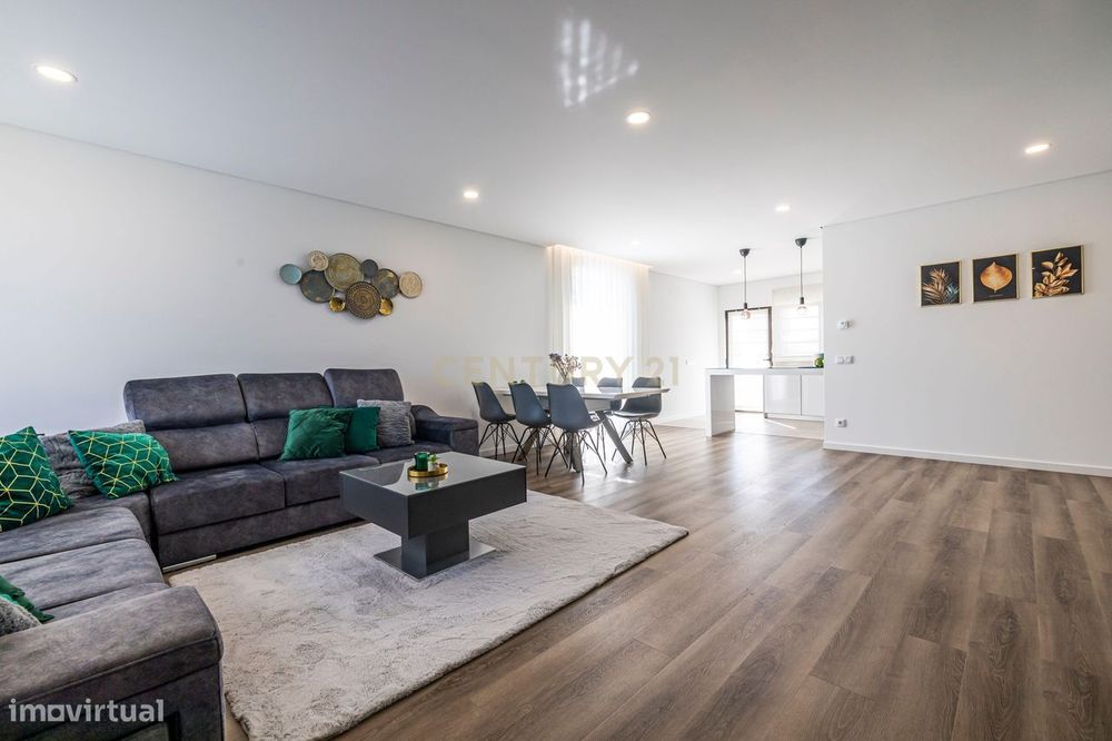 Moradia T4 Moderna com Piscina Aquecida e Jacuzzi a 15 Minutos da Prai