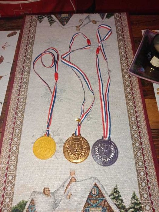 zabawka zestaw medali