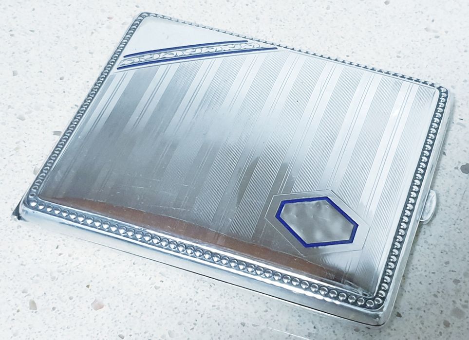 Invulgar e elegante antiga cigarreira em Alpacca com esmalte