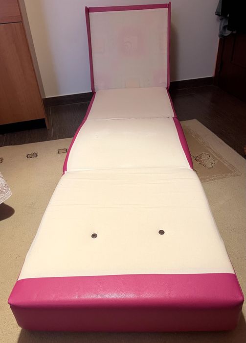 Sofá pequeno cor-de-rosa