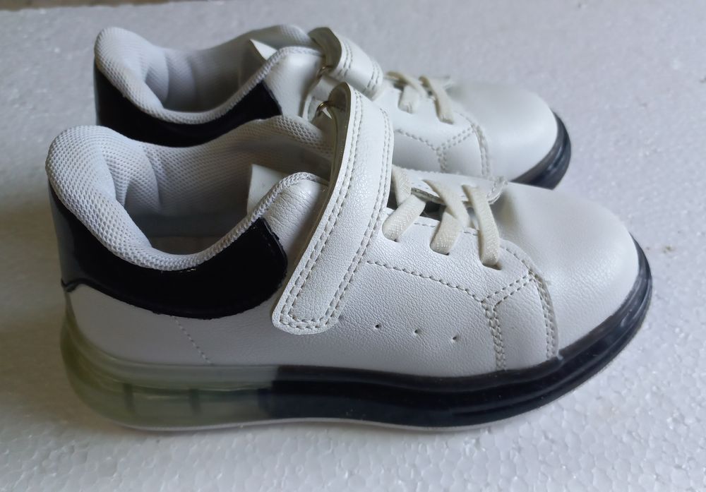 Кросівки на весну, можуть бути як для дівчинки так і для хлопчика