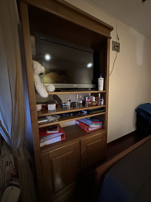 Cama, comoda com espelho, mesas de cabeceira e móvel em madeira maciça