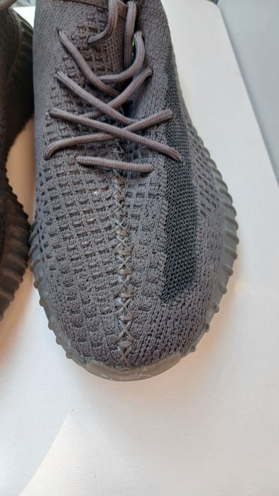 Пропоную легкі літні кросівки (стиль Yeezy Boost) у чудовому стані. М'які, дихаючі, чудово підійдуть на теплу погоду