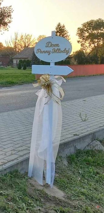 Drogowskaz znak weselny, Dom Panny Młodej, strzałka, biała