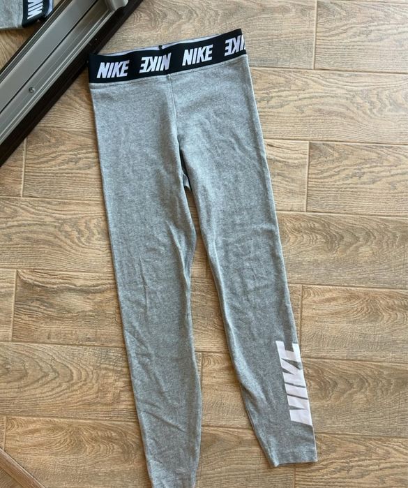 Сірі лосини Nike