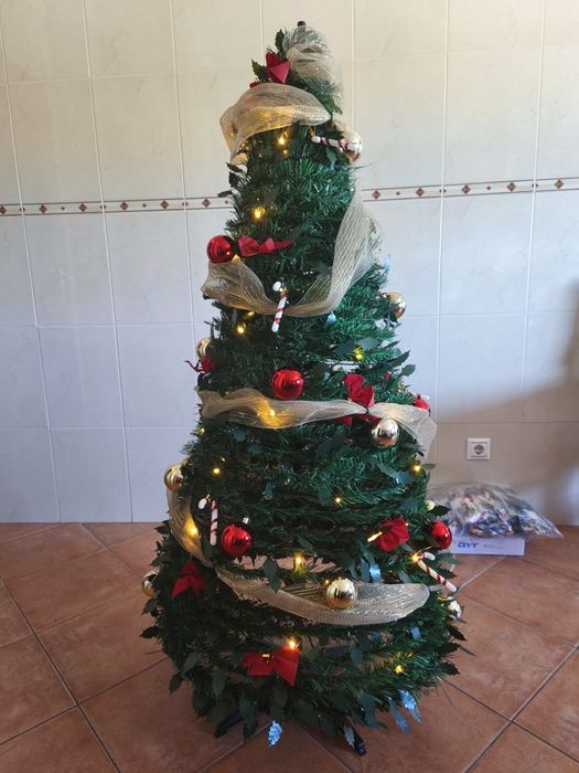 Árvore Natal decorada 1,5m fácil arrumação