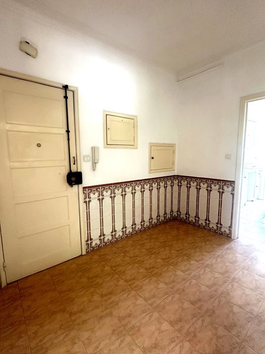 Apartamento para venda - Av. Manuel da Maia - Damaia de Cima