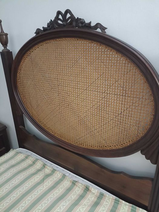 Cama de solteiro com cabeceira em palhinha e colchão