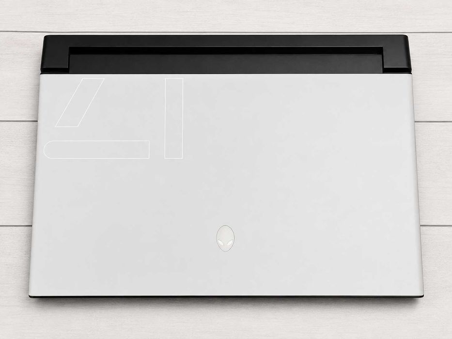 Alienware M17 R2 i7-9750H RTX 2070 Max-Q 8gb 144hz ssd 512 16ram ddr4