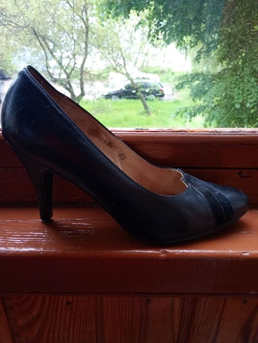 Отдам даром женские туфли на узкую ножку