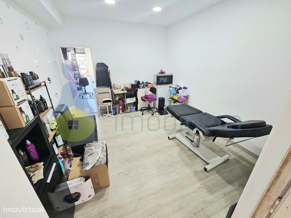 Vende-se, excelente loja em pleno funcionamento. , com 2 entradas, ... — Portimão, Faro