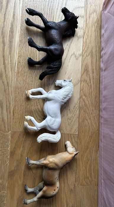 Figurki koni – zestaw 4 szt. (Schleich + 1 innej marki)