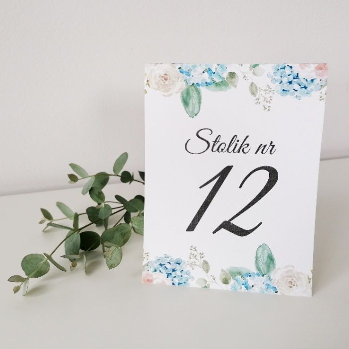 Numerki na stół weselny w różowo-niebieskie kwiaty
