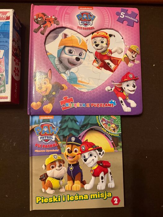 Zestaw książek i puzzli