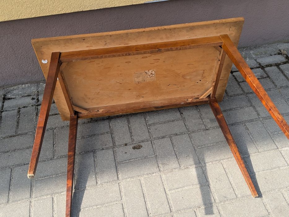 Stary stolik kawowy z czasów PRL-u orzech