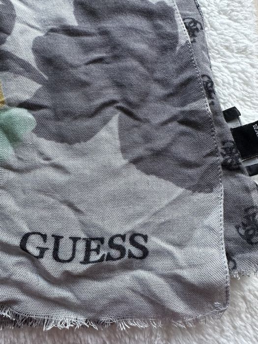 Lenço / cachecol com estampa Guess