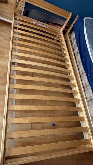 Duas camas de solteiro. 100€ as duas