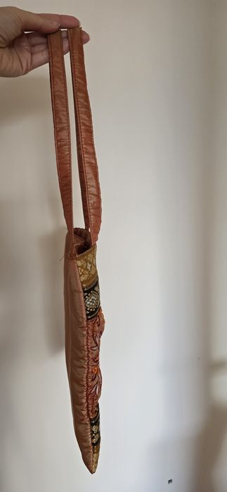 Mala indiana de pano e missangas.