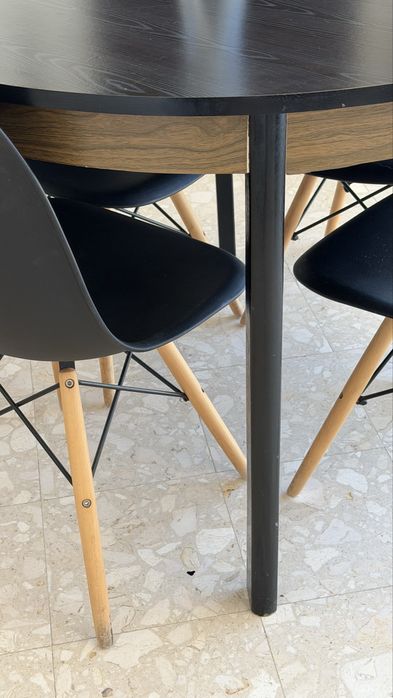 Mesa extensível com 4 cadeiras