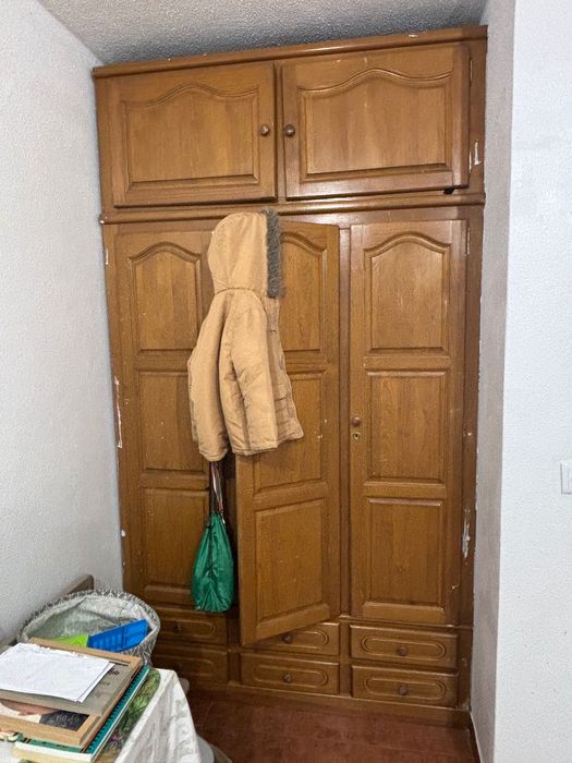 Guarda vestidos Pinho e cómoda de apoio