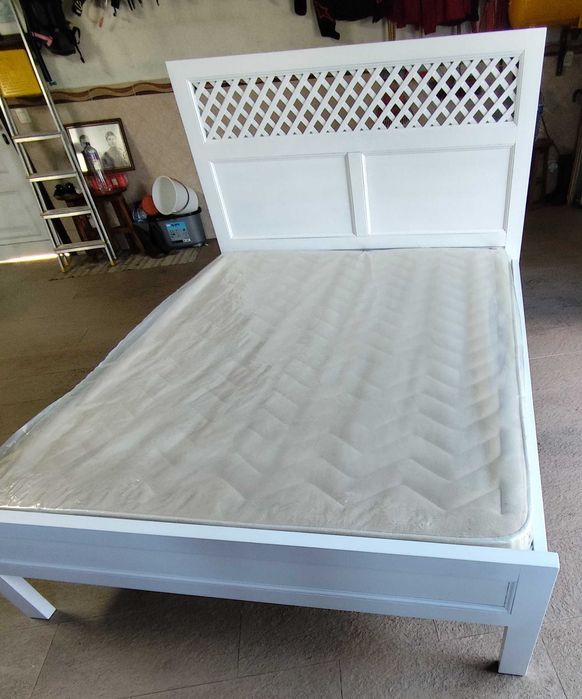 Cama em madeira maciça com espelho