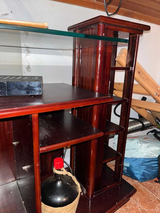 Móvel de sala em madeira com prateleira em vidro