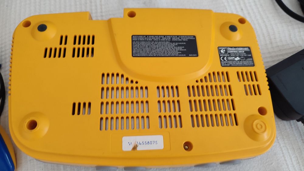 Nintendo 64 Pikachu Edition + 5 Jogos