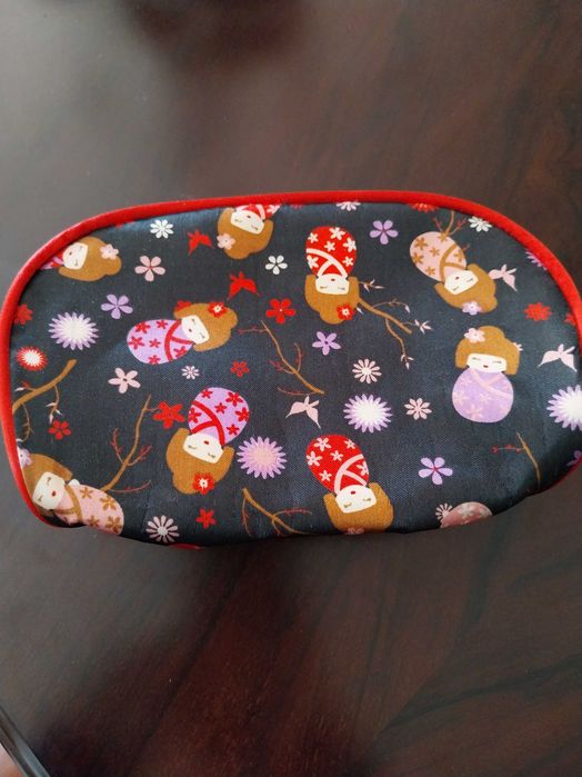 Coffret Natal, clutch colorida + esfoliante rosto + colar de pérolas