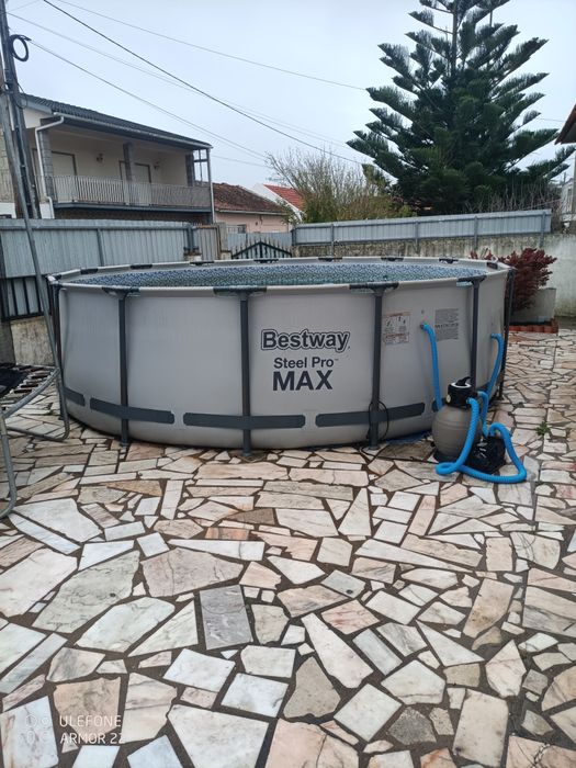 Piscina com bomba de filtragem de areia