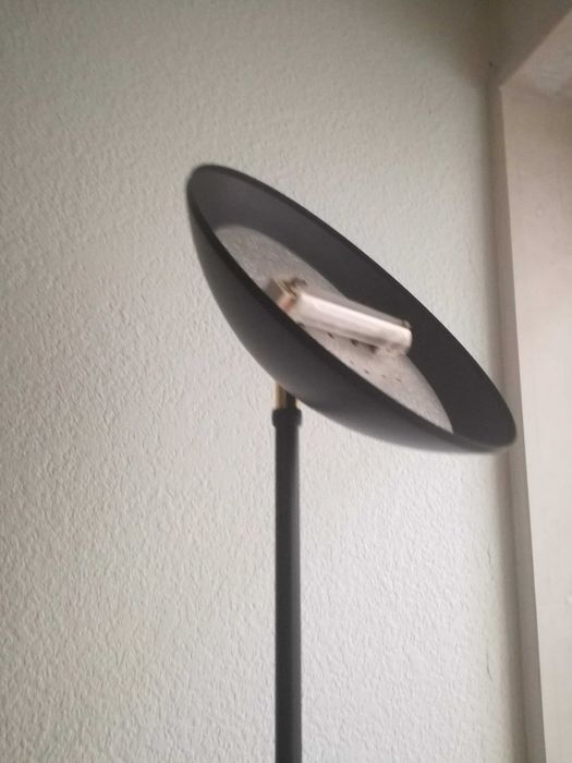 Candeeiro de pé alto