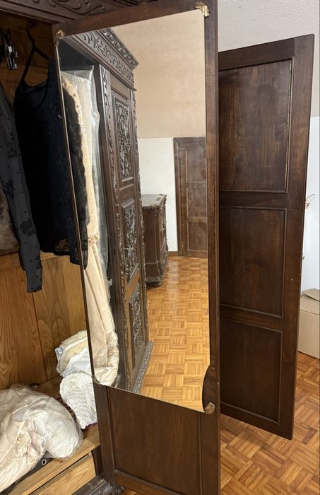 Roupeiro em talha manual - desenho  “flor de liz”