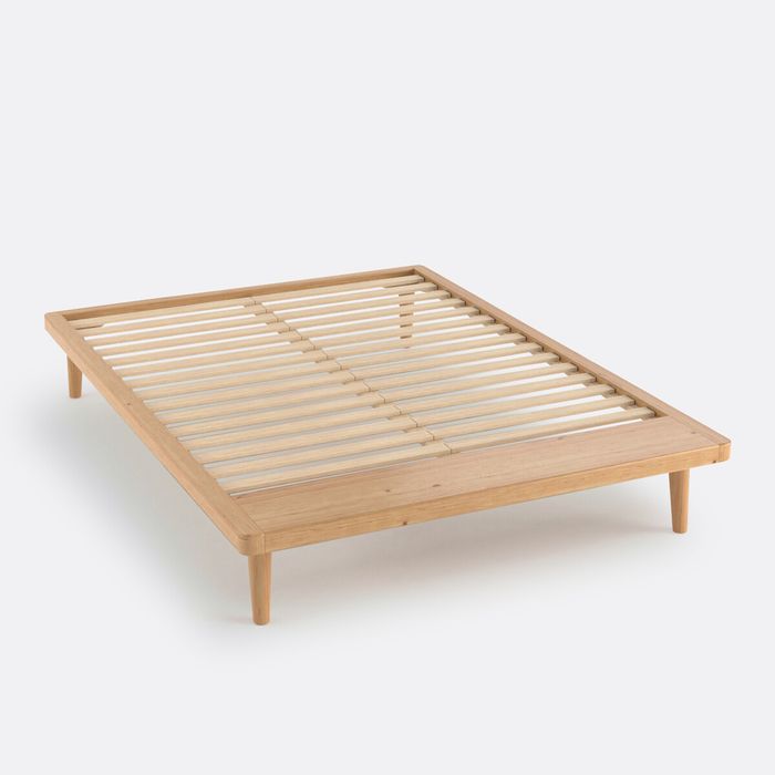 Cama plataforma em pinho maciço, com estrado, na cor Carvalho (sem o colchão)