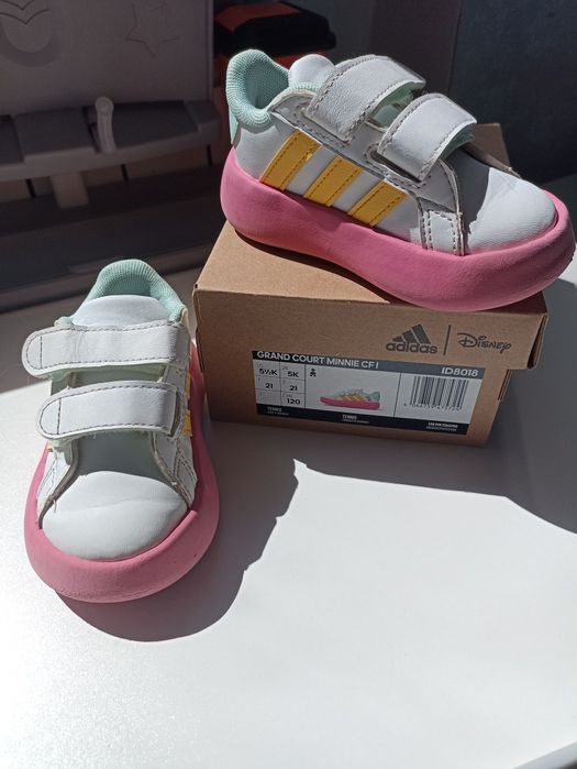 Кросівки adidas , на дівчинку , хороший стан