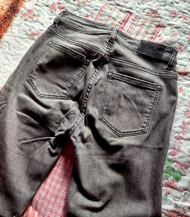 Calças cinza com bordados Bershka