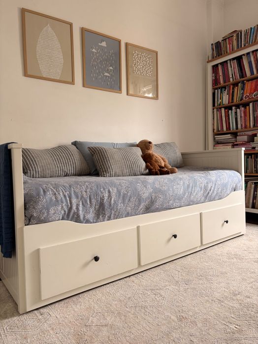 Cama Hemnes com 2 colchões incluídos.