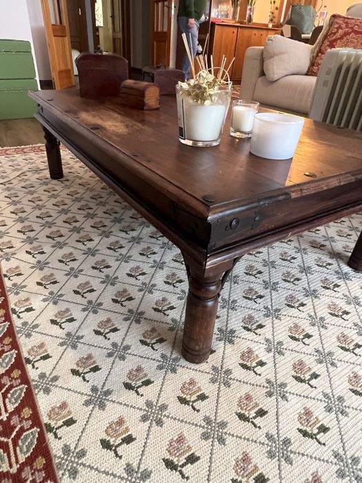 Mesa de centro em madeira maciça - Charme e requinte