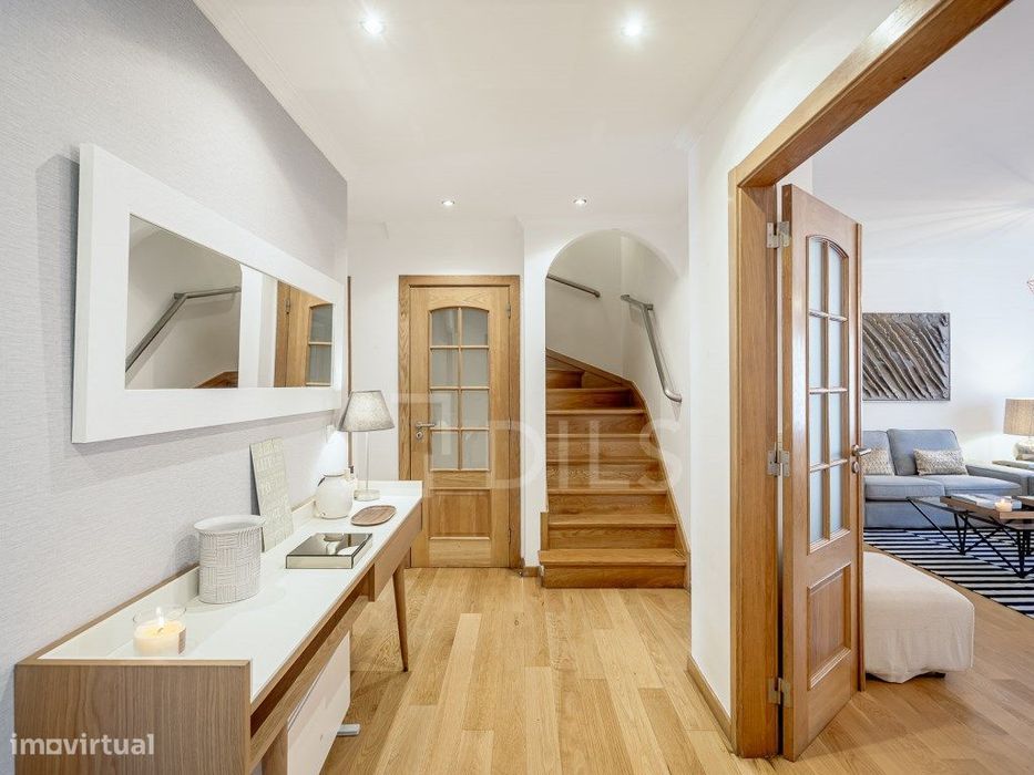 Moradia T4+1 em Cascais, com jardim privativo e piscina em condomínio