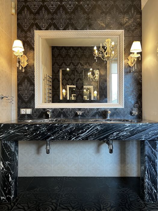 Будинок в районі вул. Буковинської (Беверлі Хіллс.) Є басейн