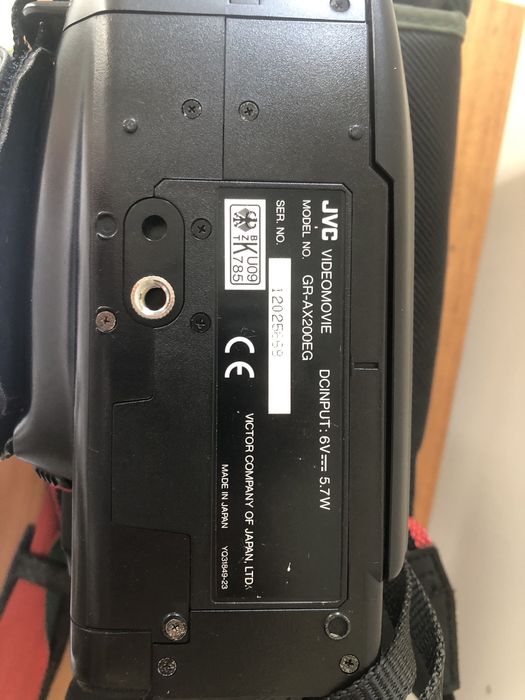 Máquina de filmar antiga JVC GR-AX200EG