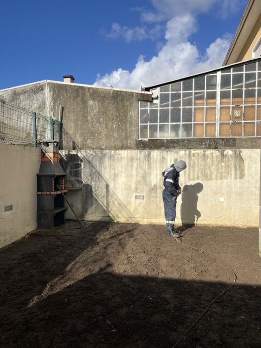 Limpeza de telhados, muros e fachadas e calçadas