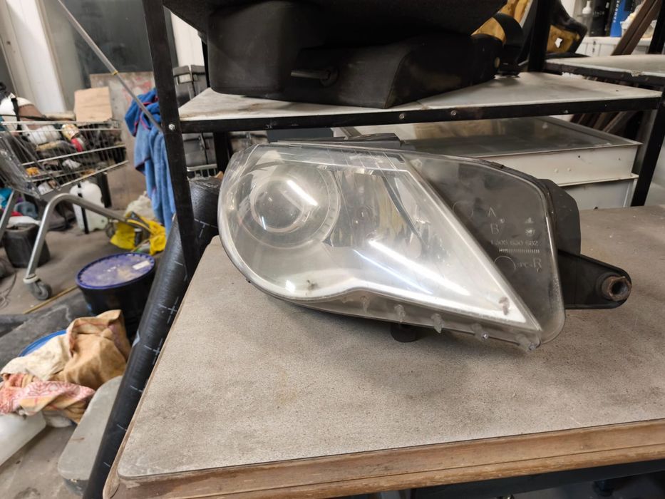 Passat CC 2008 rok lampa prawa przednia