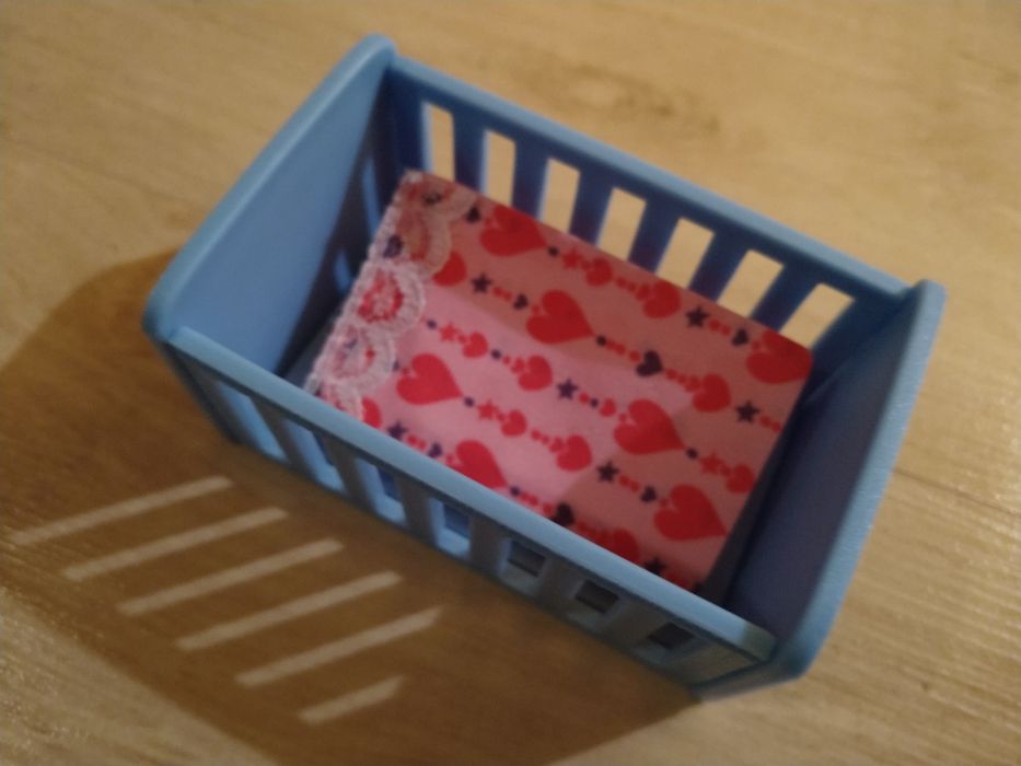 Tiny Tukkins Misio w łóżeczku Biedronka