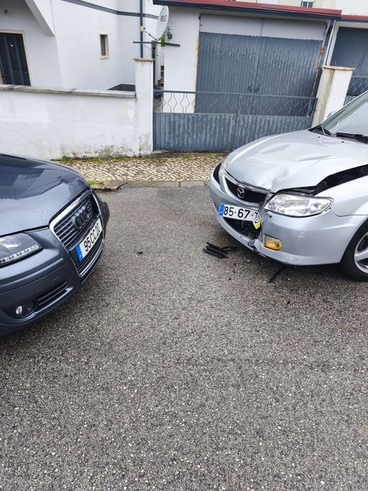 Viatura batida Mazda 323F