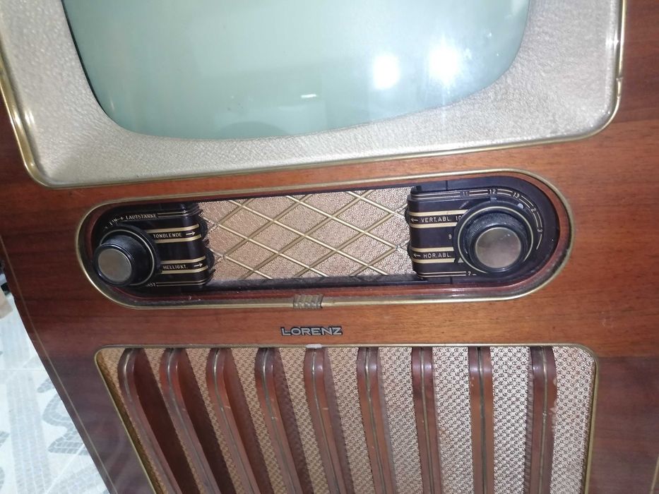 Antiga televisão móvel com rádio Alemã