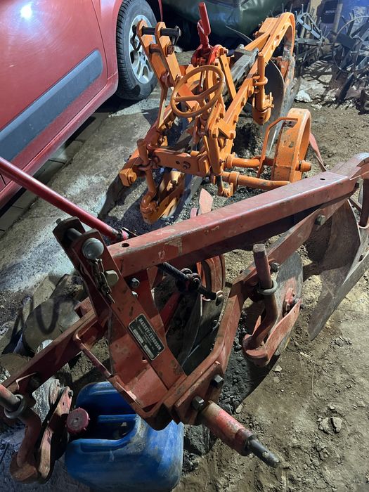 Продам 2-х корпусний плуг Massey-Ferguson 2по30