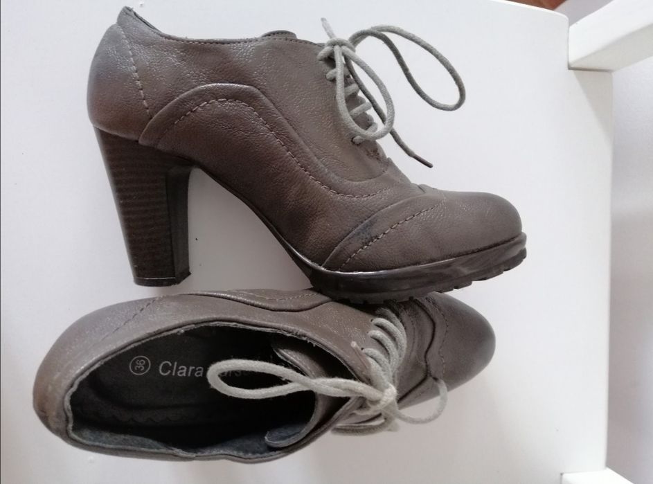 Buty wiązane na obcasie 36